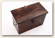 Kolonialny kufer Å›redniego rozmiaru wykonany z litego egzotycznego drewna  » Click to zoom ->